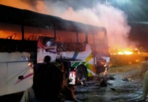 Karachi Bus Cathes Fire - WorldEcho