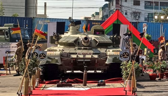 Foreign Delegates Take Interest in Al-Khalid Tank