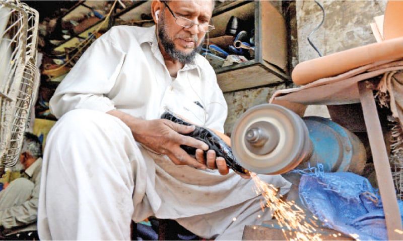 Cobbler in Islamabad Struggles to Manage Finances Amid High Inflation During Ramazan