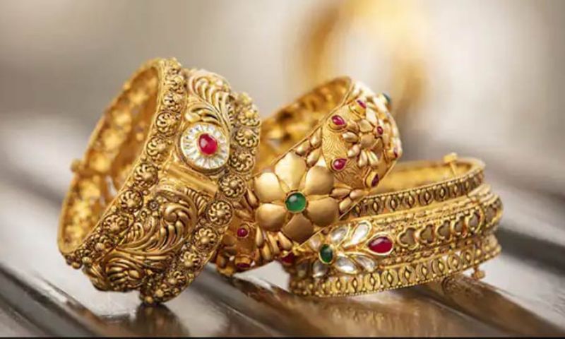 Gold Price Witnesses Major Decline of Rs 6,200 Per Tola in Pakistan
