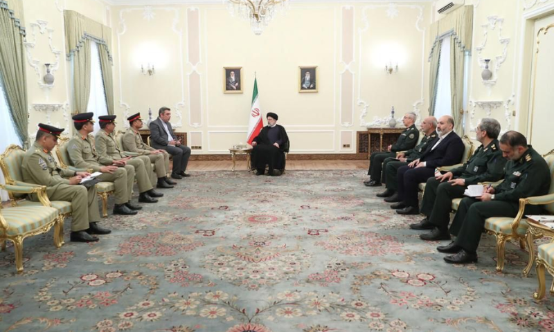 Iranian President Raisi Calls for Expediting Implementation of Agreements with Pakistan