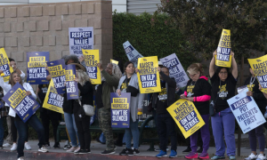 US: 75,000 Healthcare Workers Go on Protest Over Staff Shortages, Wages