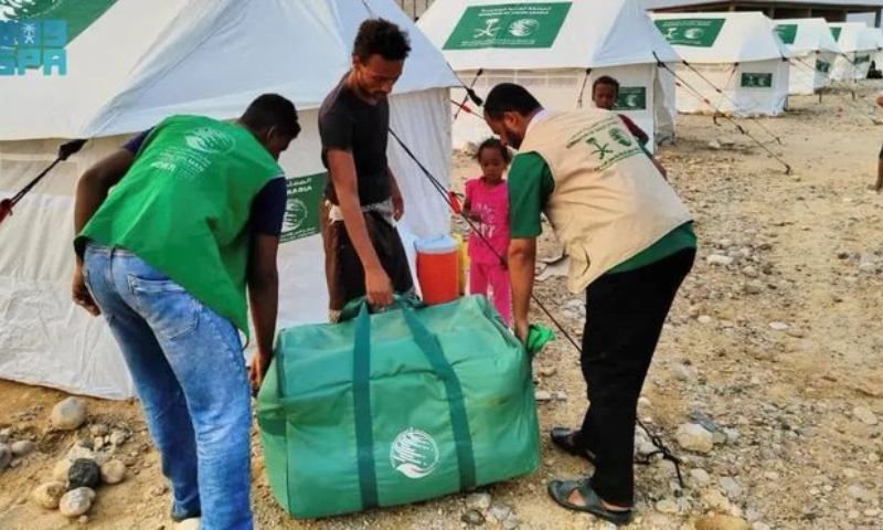 KSrelief Distributes Shelter and Food to Victims of Cyclone Tej in Yemen