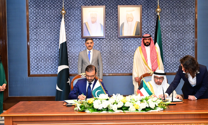 Pakistans PM Kuwaits First Deputy PM Discuss Expanding Bilateral Relations 1