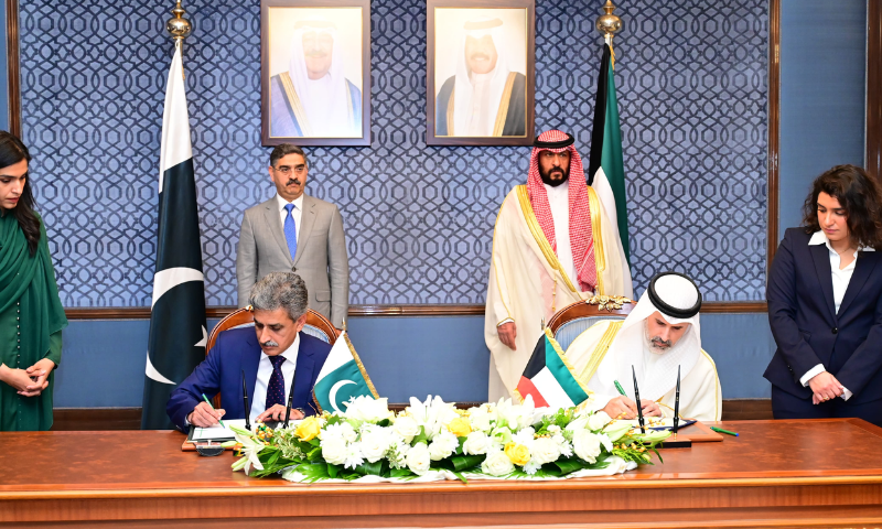 Pakistans PM Kuwaits First Deputy PM Discuss Expanding Bilateral Relations