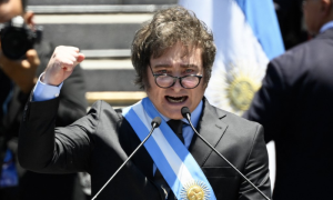Argentina's President Stops Convoy to Greet Another Canine Fan: A Lost Golden Retriever
