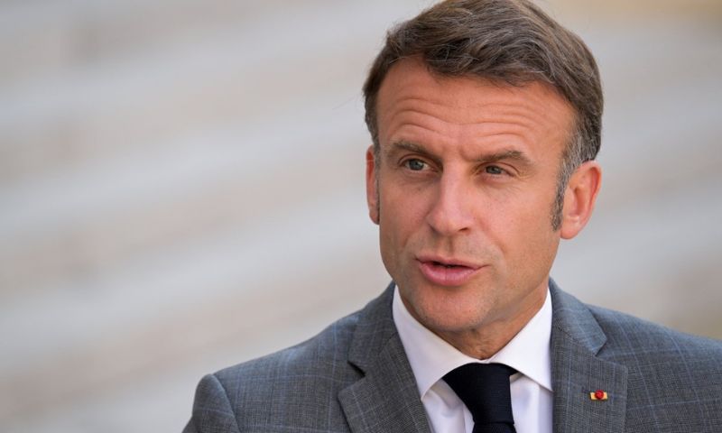 Macron 8
