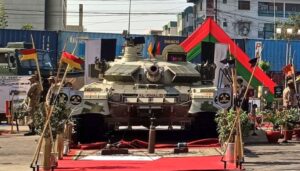 Foreign Delegates Take Interest in Al-Khalid Tank