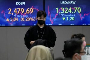 Global Stocks Mixed on China Moves, Dollar Drops
