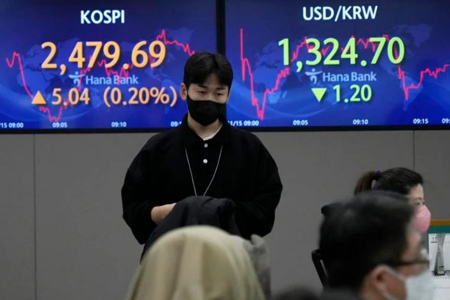 Global Stocks Mixed on China Moves, Dollar Drops