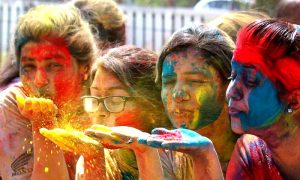 Tourist, Holi