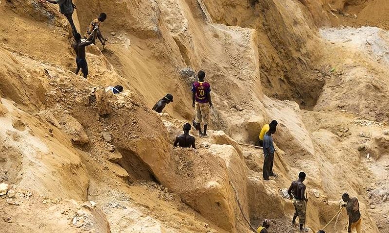 Officials, Goldmine, African, rescue operation