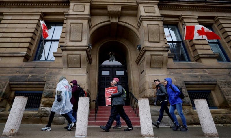 Canadian, government, reaches, deal, majority, civil, servants