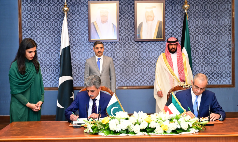 Pakistans PM Kuwaits First Deputy PM Discuss Expanding Bilateral Relations 2