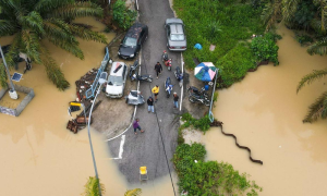Heavy Rain, Widespread Flooding Displaces Thousands in Malaysia