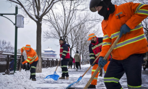 Snow Blankets Northern China, Closing Schools and Suspending Train Service
