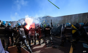 Italy: Anti-Israel Protesters Fire Smoke Bombs, Flares in Police Clash