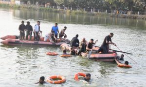 Children, teachers, India, lake, picnic, police, school, city