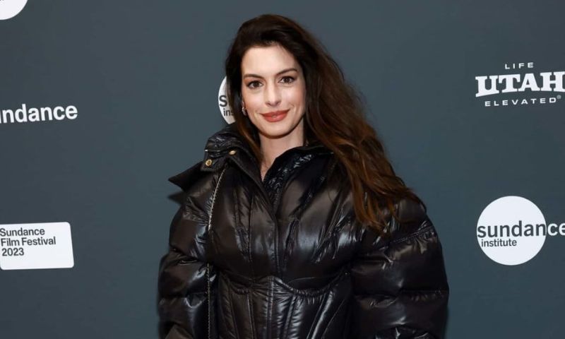 Anne Hathaway, Debate, Politeness, Video, Rome, Valentino Fashion Show, Fans, Photo, Oscar, Actress, Social Media,