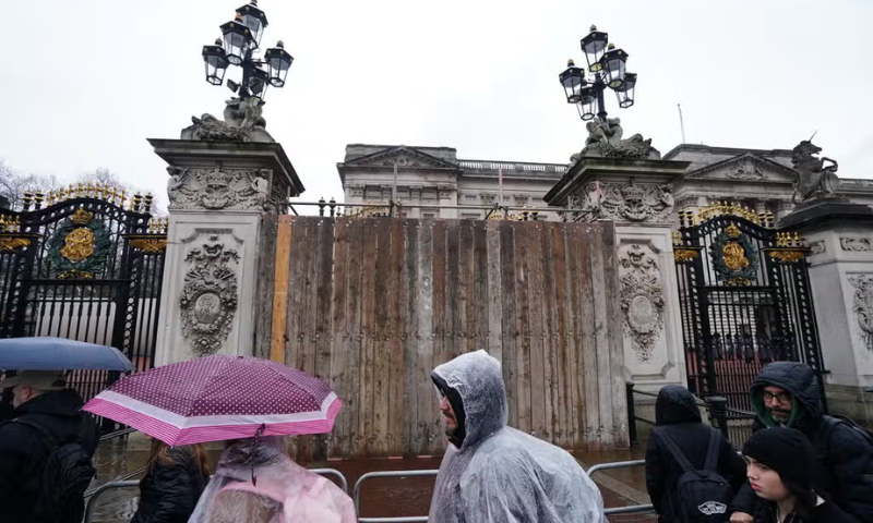 Man Arrested for Crashing Car into Buckingham Palace Gates