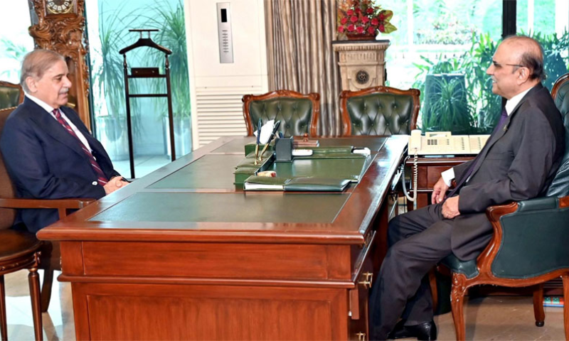 Pakistan PM, President Discuss Political, Economic Situation