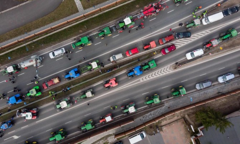 Polish Farmers Blocked Roads in New Protest Against Farm Imports