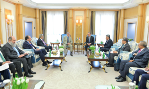 Pakistan’s PM Meets with Malaysian Counterpart, Discuss Bilateral Ties
