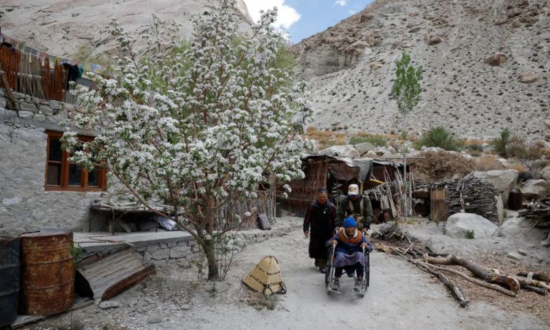 INDIA, POLL, BOOTH, HIMALAYAN, VILLAGE, FAMILY, MEMBERS, VOTE,