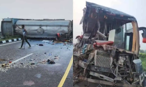 bus collided, tanker, Lucknow-Agra expressway, India, Uttar Pradesh,