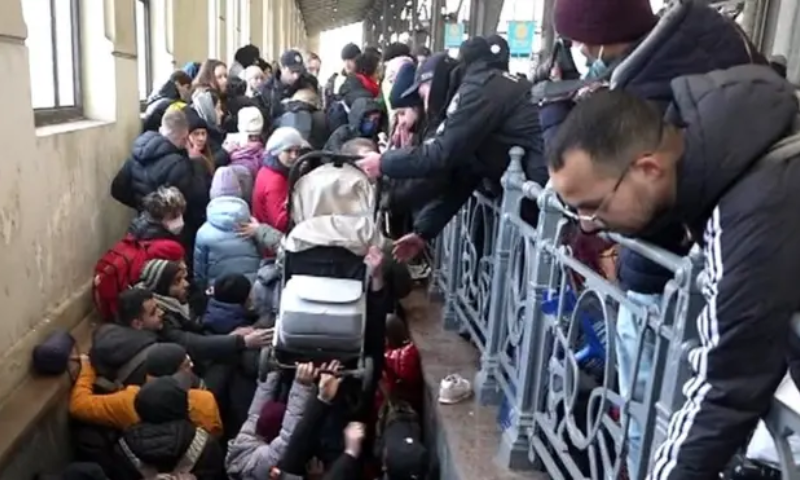 Thousands Flee as Russia Battles Ukrainian Border Incursion, Putin Warns Against Provocation