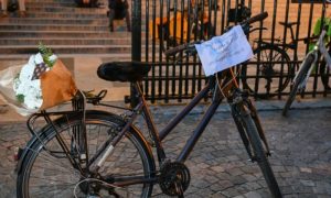 driver, cyclist, central Paris, SUV, cyclist,