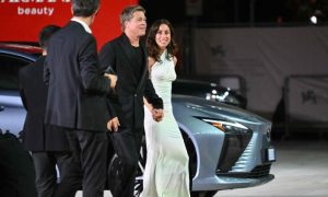 Brad Pitt, Angelina Jolie, Scam, Social Media, France