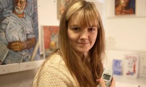 Influencer Calls for Smartphone Detox After Addiction Lleft Her Friendless