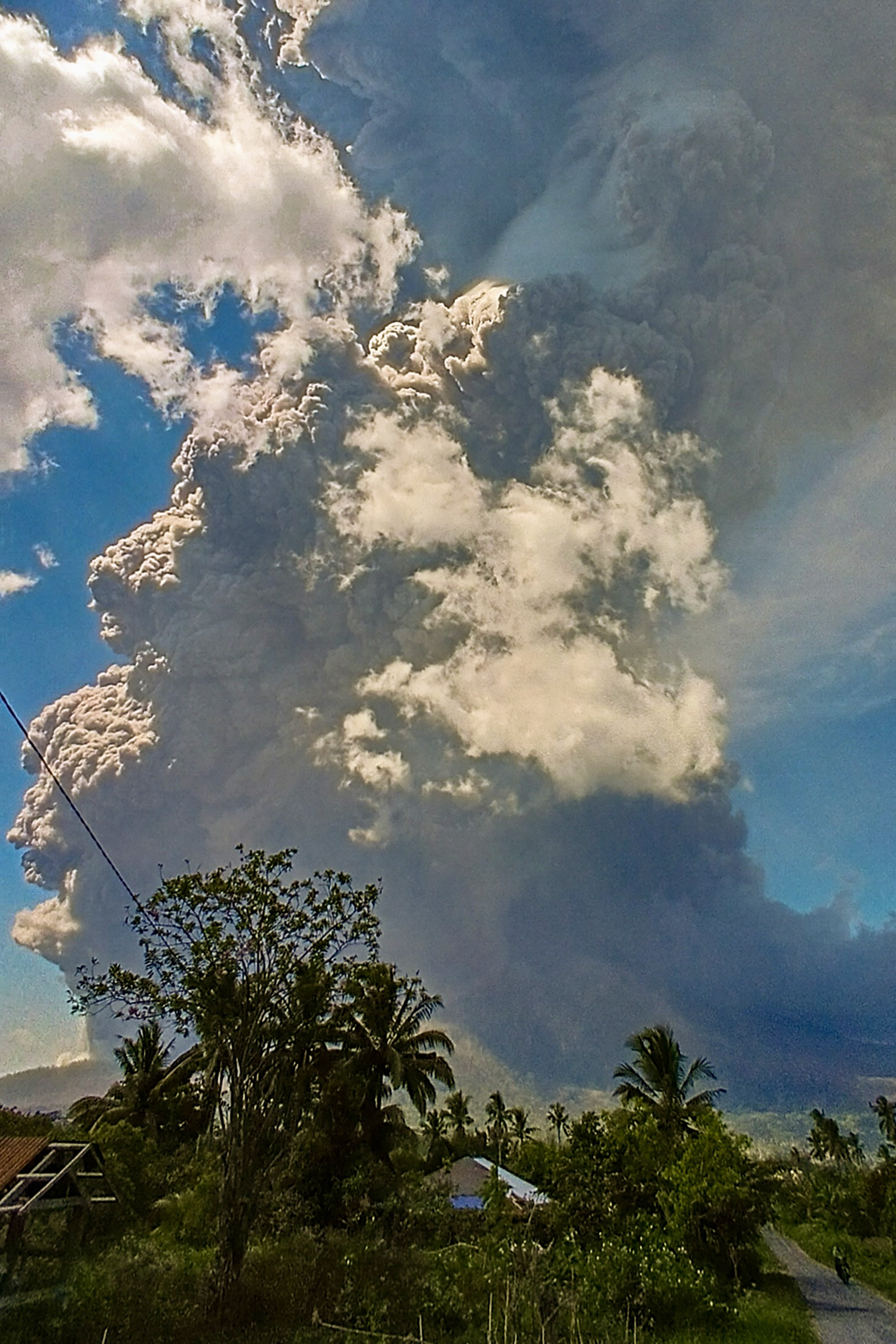 AFP 20250707 64YB2V4 v1 HighRes IndonesiaVolcano