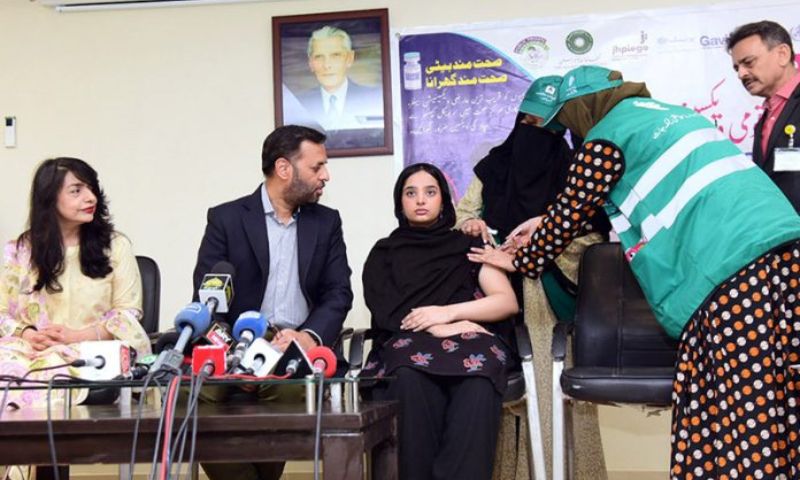 Lady Health Workers administering an HPV vaccine to the daughter of Federal Health Minister, Syed Mustafa Kamal, at the DRAP Office as part of efforts to counter propaganda against vaccination. (Photo by APP)