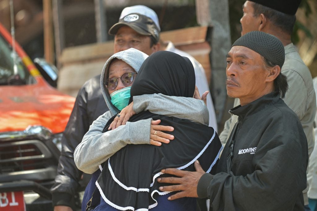 AFP 20251001 77BM6NQ v1 HighRes IndonesiaMissingCollapseAccident