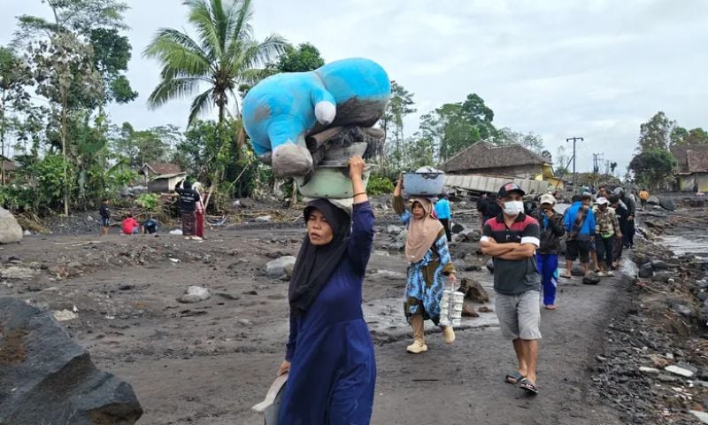 Mount Semeru, Indonesia, volcano eruption, evacuation, shelters, ash cloud
