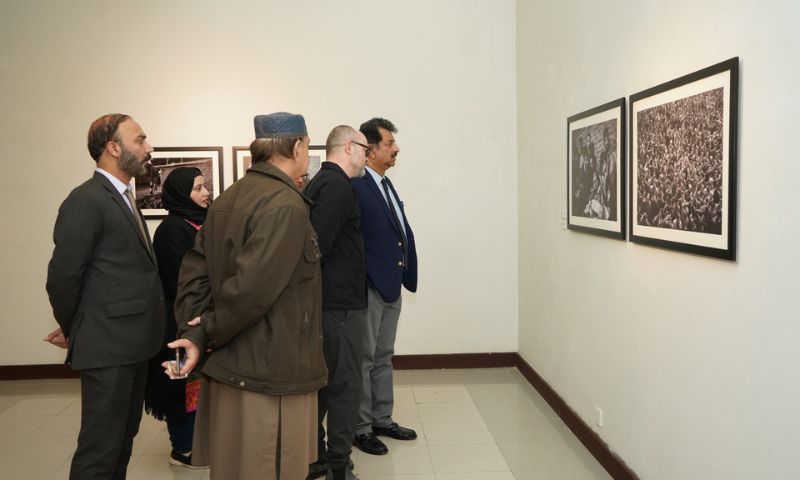 Belgian Photojournalist Launches 'Kashmir Chronicle' in Pakistan