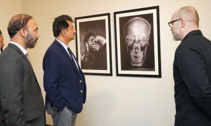 Belgian Photojournalist Launches 'Kashmir Chronicle' in Pakistan