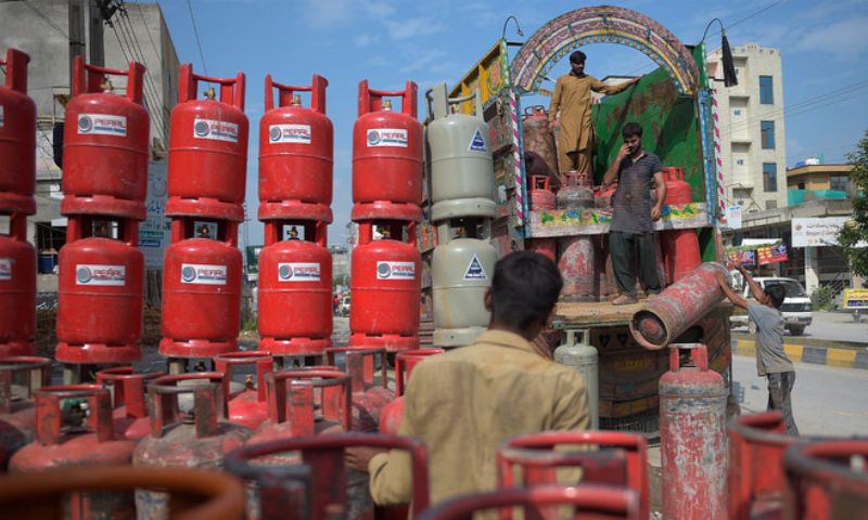 Gas prices, Pakistan, government announcement, tariff freeze, energy policy, LNG market