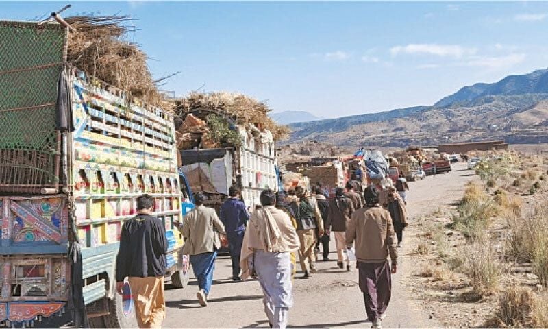 Pakistan, Afghanistan, Defence Minister, Khyber Pakhtunkhwa, Pakistan Army, Tirah Valley, Tirah Displacement Raises Questions Over Khyber Pakhtunkhwa Govt’s Planning