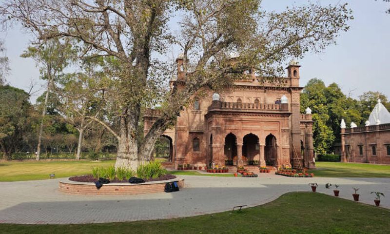 Sikh Temple, Pakistan, Aitchison College, Hindu, Punjab, National College of Arts,