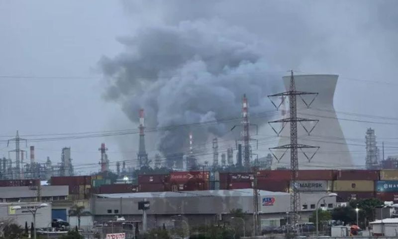 Israeli Media Reports Oil Refinery in Haifa Hit After Iran Missile Barrage
