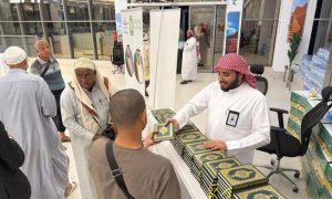 Saudi Arabia Distributes Over 25,000 Copies of Holy Quran to Departing Pilgrims at Al-Wadiah Border Crossing