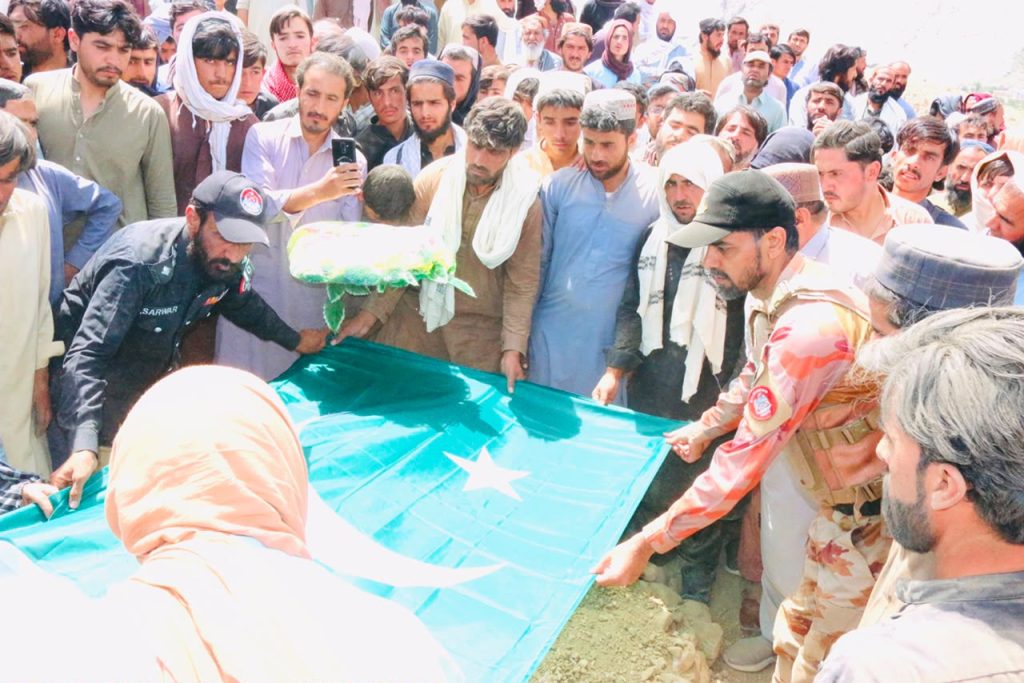 Frontier Corps Commanders Pay Tribute to Police Officers Martyred in Ziarat Terror Attack