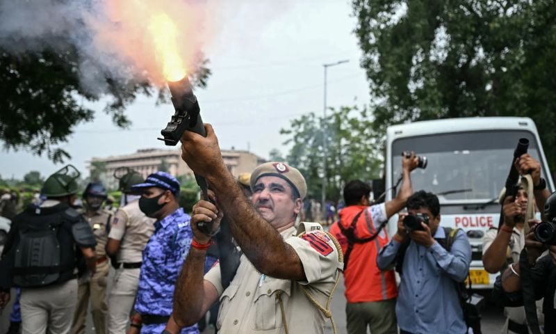 Police Attack Youth Protesters as India's 'Cockroach' Activists March on Parliament