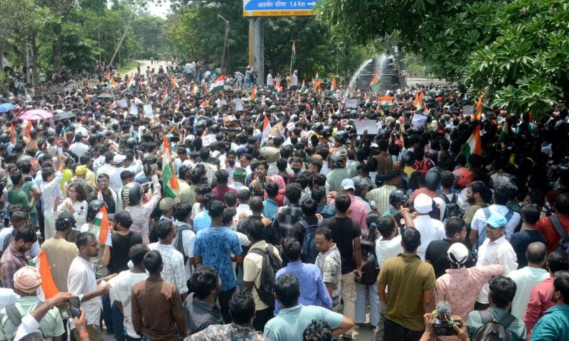 Indian Police Fire Tear Gas, Use Batons Against Youth Protesters in Jharkhand