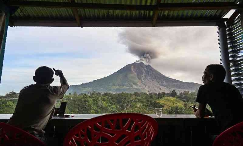Indonesia's Main Airport Suspends Operations After Volcanic Eruption