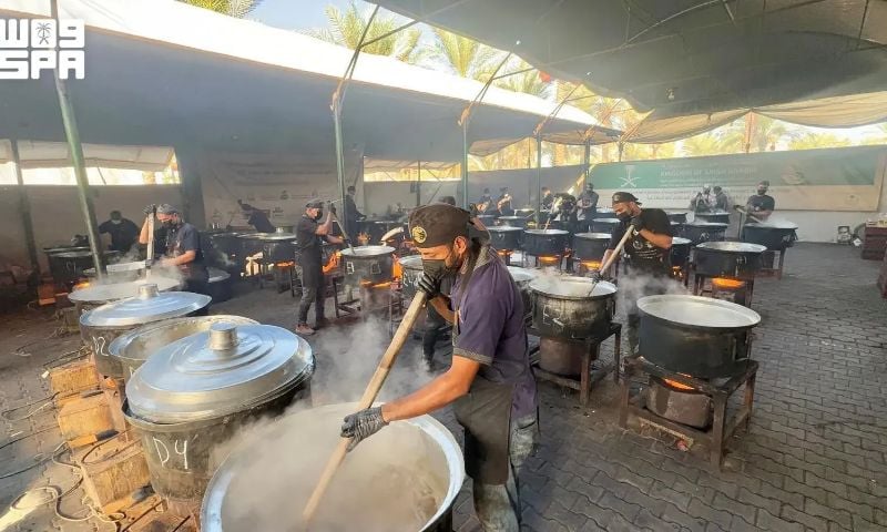 Saudi Arabia Distributes 25,000 Hot Meals in Gaza