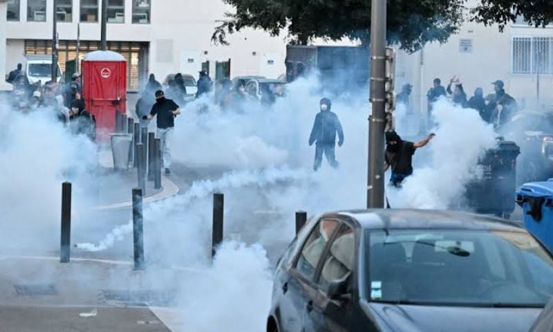 French Police Fire Tear Gas, Stun Grenades to Disperse Protesters in Paris